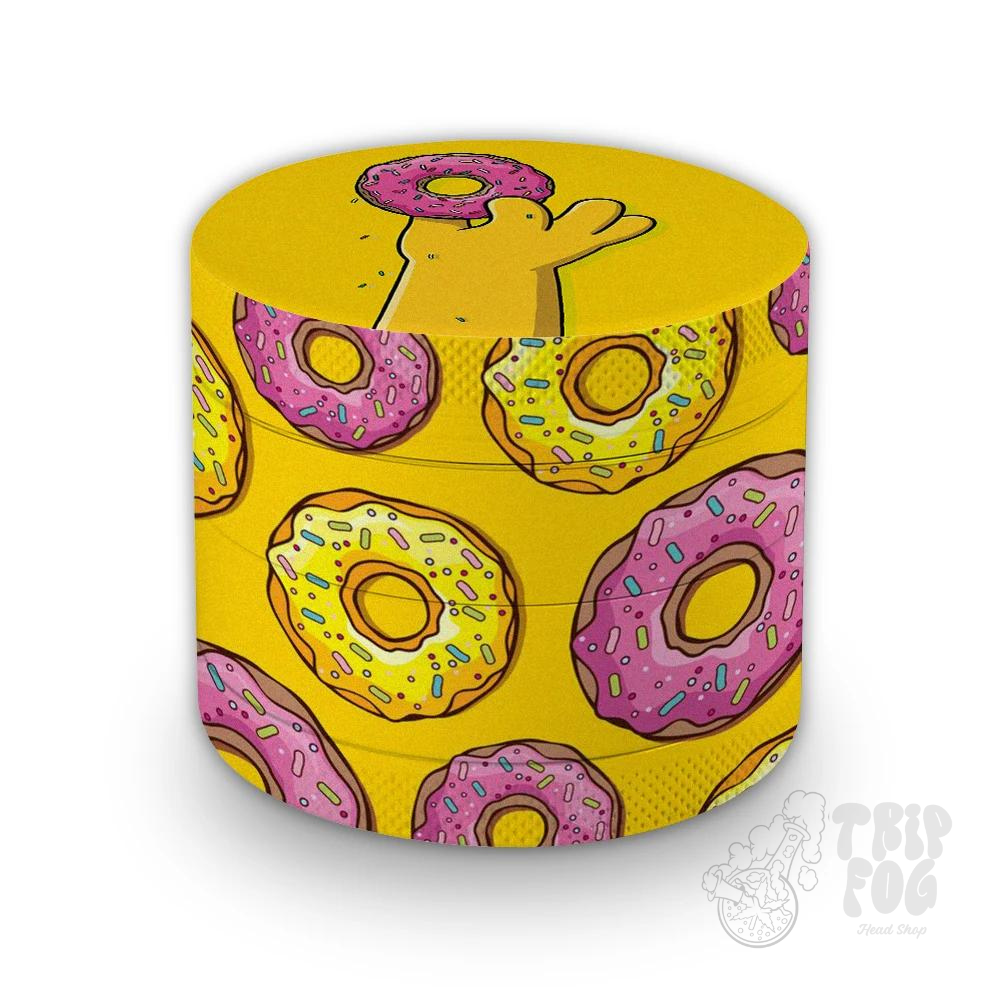 Um item cilíndrico com um padrão lúdico de rosquinhas coloridas com granulados em um fundo amarelo vibrante. Uma das rosquinhas na parte superior parece ter sido mordida, exibindo seu interior. O canto inferior direito apresenta um logotipo da marca TripFog.